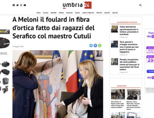 Umbria 24 – A Meloni il foulard in fibra d’ortica fatto dai ragazzi del Serafico col maestro Cutuli